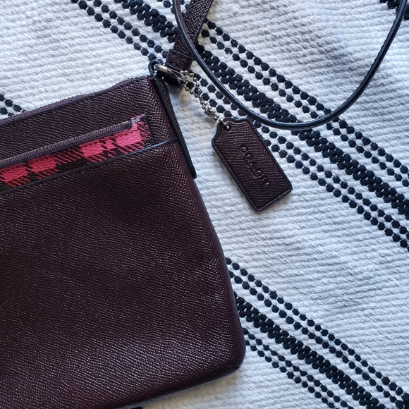 💖💖  EUC Coach East West Crossbody Bag Plaid Zipped Insert In Burgundy & Pink - Picture 4 of 6